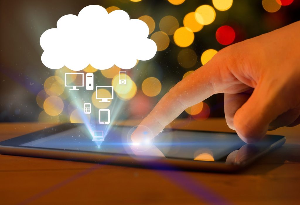 mao-tocando-um-tablet mao-tocando-um-tablet